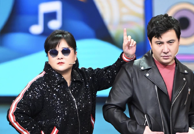 瘦到脱相？43岁的贾玲罕见露面，脸跨不平、又瘦又"颓"，令人唏嘘