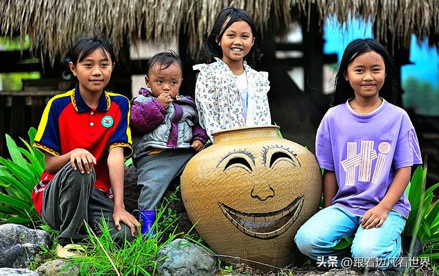 跟着边凡看世界：在澜沧左都佤族古寨与佤族小朋友在一起