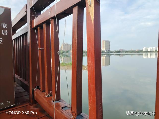 全国文明城市柘城县国家湿地公园榕湖斥巨资升级的人行栈道现状