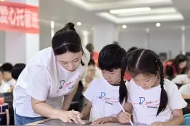 环保主题 永茂社区暑期“小卫士”巧手绘地球图片