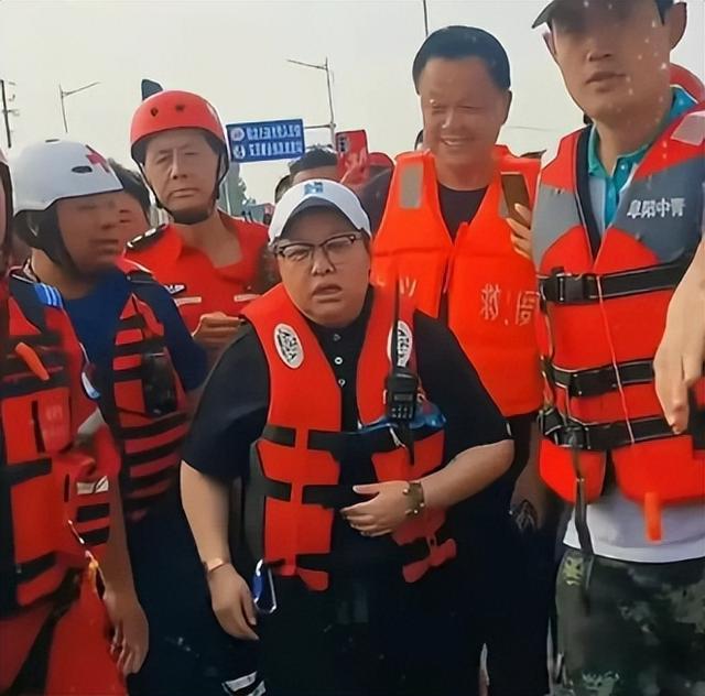 贪污上亿、假慈善？被实名举报的韩红，如今连坐椅子都成了“错”
