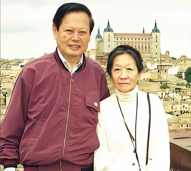 演都不演了！杨振宁去世仅3天，恶心的一幕出现，结局大快人心