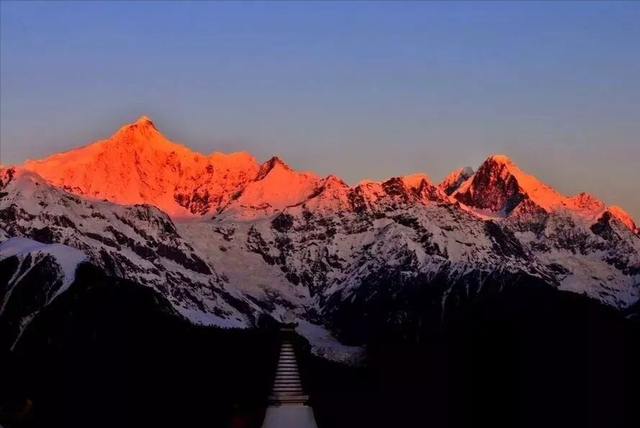 直击梅里雪山日照金山！太子十三峰云雾缭绕，仙境不过如此