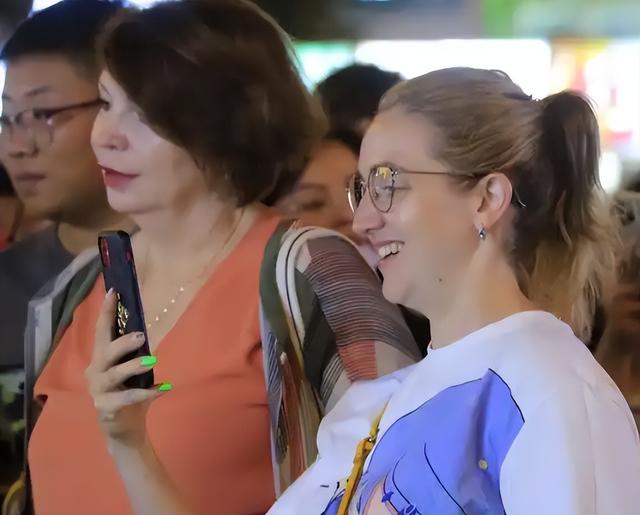 美国姑娘来中国旅游，回国发文称:中国的晚上太危险，千万别出门