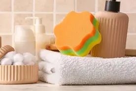 经常搓澡，为什么身上还有“泥”？图片