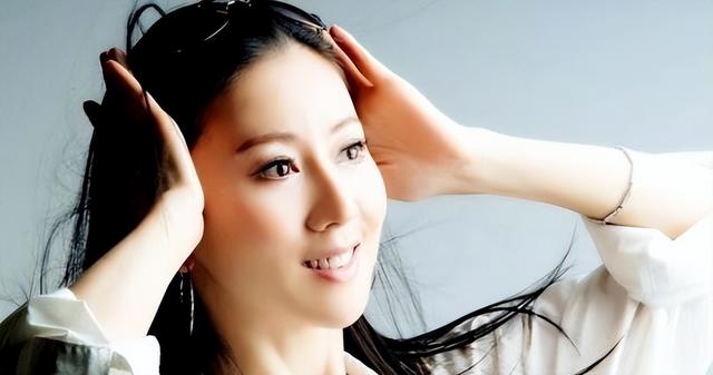 中国第一“裸模”汤加丽：走红后丈夫抛弃、父亲嫌丢脸，后来怎样