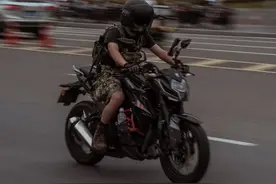 邻居小伙，一路走好，天堂里没有苦难，邻居们送你最后一程图片