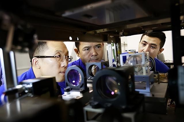 张洪章：从农村集市“守摊娃”到飞天英雄，他和妻子有个约定