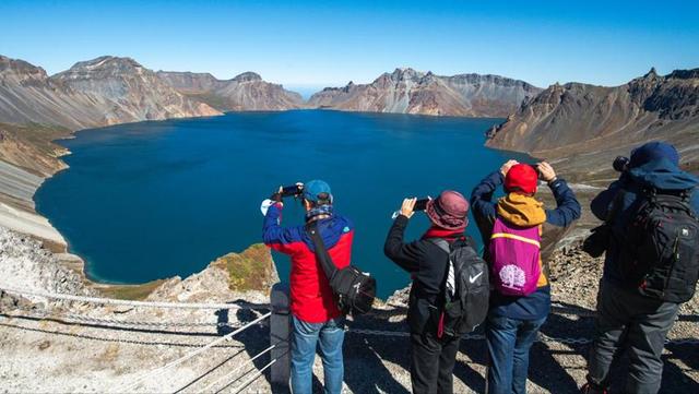 朝鲜人可以在长白山天池游泳，为何中国人却连护栏都不能靠近？