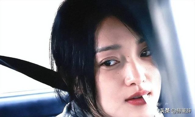 50岁周迅头发花白，瘪嘴模样一脸老态认不出，无儿无女成最大遗憾