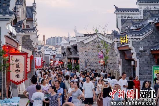 湖北荆门民主街历史文化街区点亮“荆彩一夏”