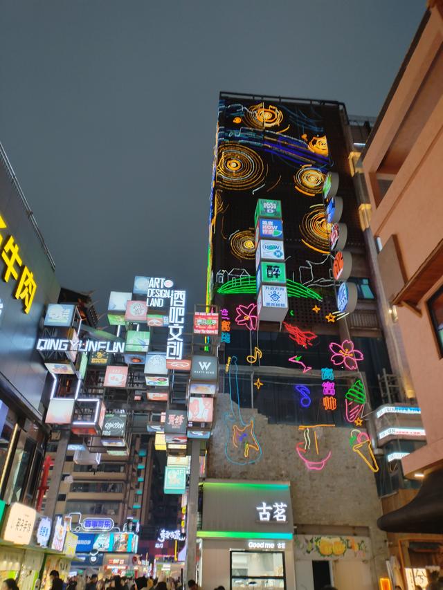 贵阳青云路，藏着烟火与新潮的夜