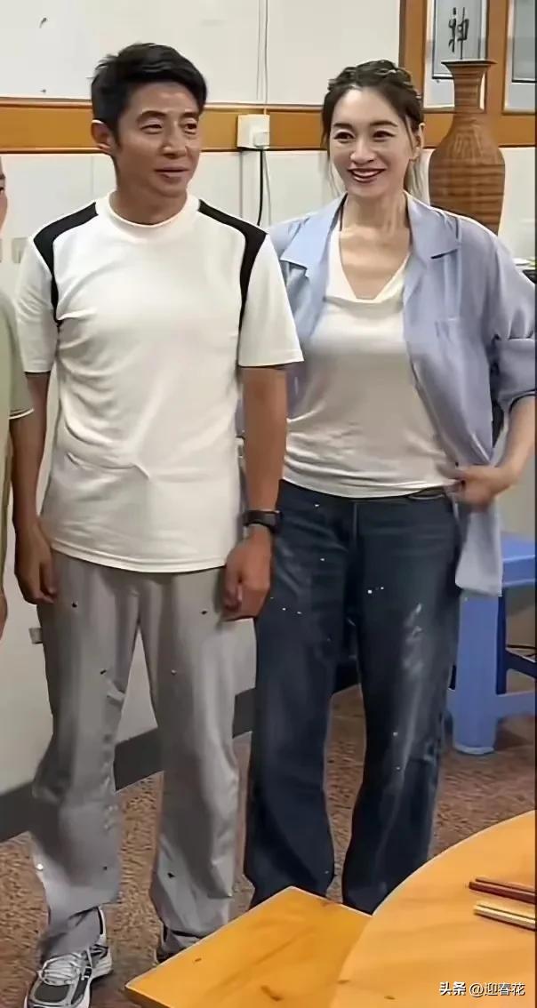 撒贝宁李小冉同框：同龄49岁，感觉差辈了，李小冉白到发光气质佳