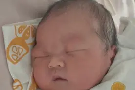 为何婴儿不能自己睡，要人哄？这也是聪明的象征，应该窃喜图片