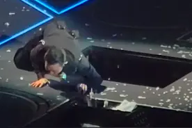 63岁刘德华在深圳演唱会再度摔倒，大拇指受伤图片