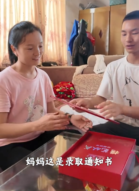 广西考生被国防科大录取，跑工地去报喜，父亲下意识动作惹人心酸