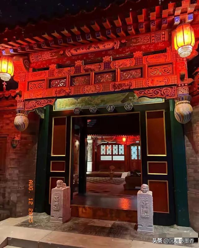 王诗龄晒自家北京小院，大半夜穿旗袍拍照，面无表情上演中式恐怖