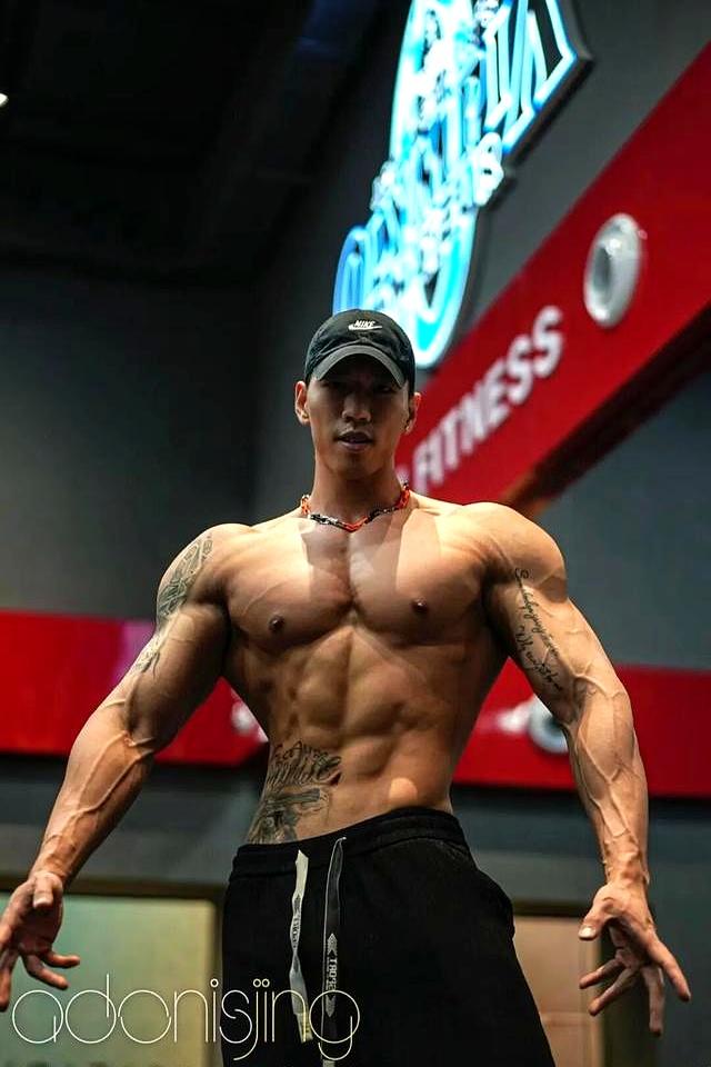 身高187的健身肌肉男网红，野外写真秀身材颜值	，简直绝绝子