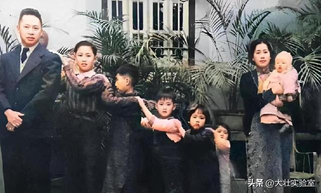 李鹏总理儿媳罕见留影，五官端正长相大气，爷爷功勋卓著比肩元帅