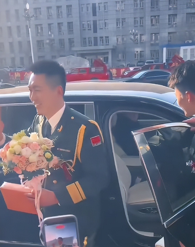 张自轩婚礼现场，新娘很强势两次拒绝他的亲密动作	，岳父实力不菲