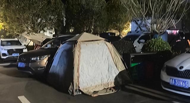 景区外的帐篷大军：年轻人开始对坐地起价说不！
