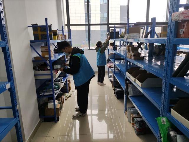 从“月入几万，加盟就赚”到仓皇逃离，为何快递驿站没人接盘了？
