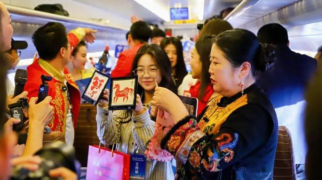 迈好“十五五”发展第一步 | 包银高铁化身“移动会客厅” 宁夏文旅推出“跟着高铁游宁夏”沉浸式旅游推介活动