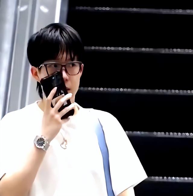 国乒抵达北京：王楚钦一脸疲惫，邱贻可推孙颖莎行李，王曼昱发呆