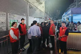 理发师晓华走红，怀化民建每天组织40名志愿者现场服务图片