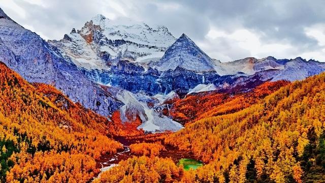 直接封神！你永远可以相信稻城亚丁的秋天