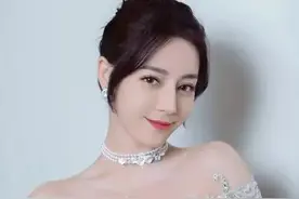 “当红女星热巴出席婚礼，瞬间引发全场轰动！”图片