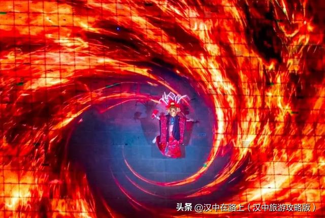 汉中这场演出铁花炸裂、孔明灯漫天，好看好玩还出片！