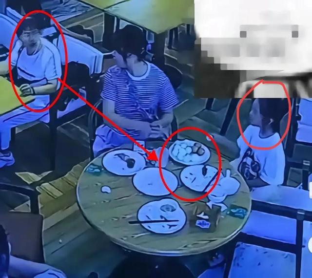 酒店捏蛋女“社会性死亡”：正脸曝光身份被扒，连孩子都跟着丢人