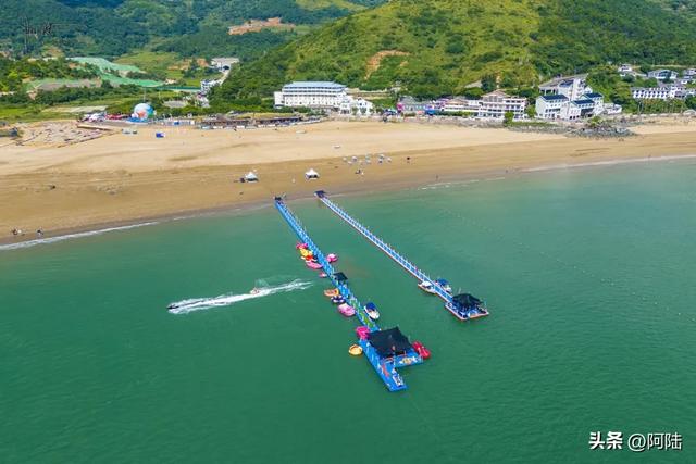 渔寮沙滩的水上项目太精彩，难怪烈日炎炎之下，游客仍然趋之若鹜