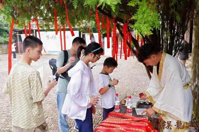 国庆中秋长假首日“炸”场！龙门古镇逛到腿软停不下来，美食吃到扶墙走！