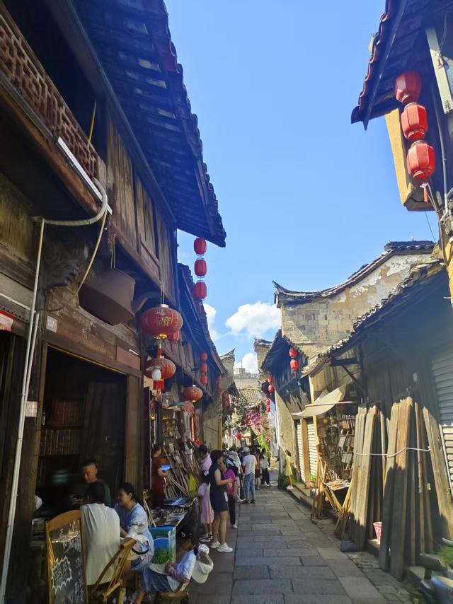 松阳不止有老村落，还有可以躺平、喝茶、吹风的老街