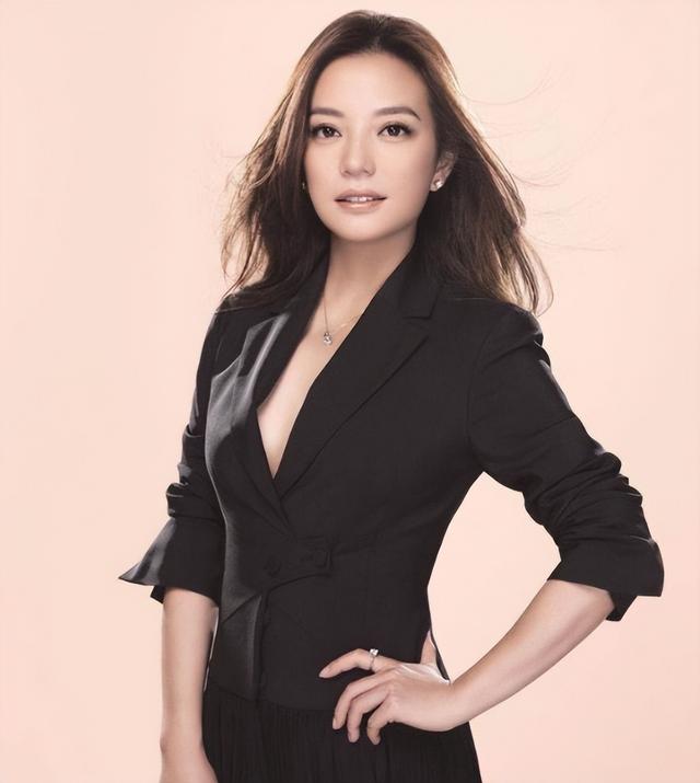 黄晓明公开点名才几天，赵薇近况接连曝光，有一点4年前就注定