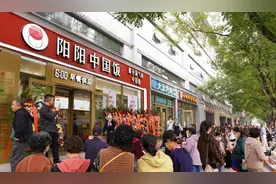 10元管饱，年入16亿！北京的打工人，放下面子捧红了“穷鬼餐厅”图片