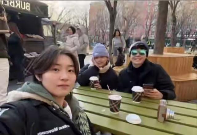 全红婵北京归队 与陈艺文司雅杰聚会 喝咖啡拍照笑容甜 欢声笑语不断