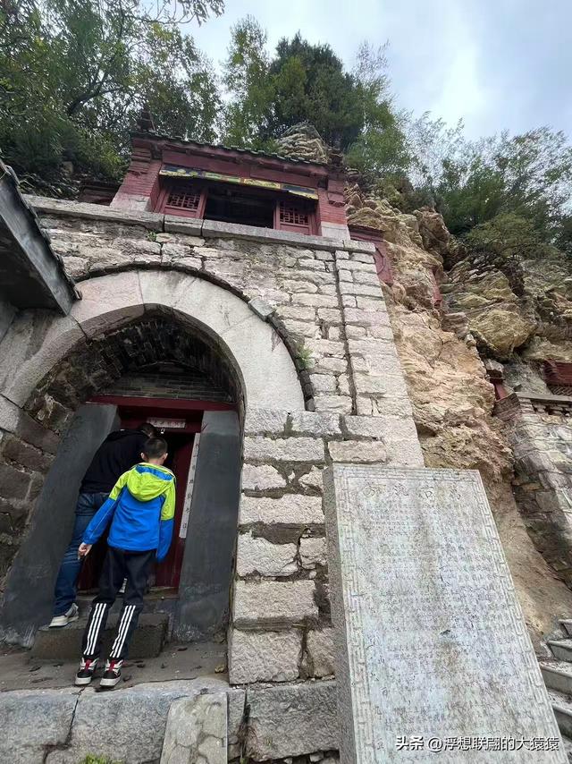 淄川有座小山西边的“山西村”，村里有座借助洞窟修建的“洞庙”