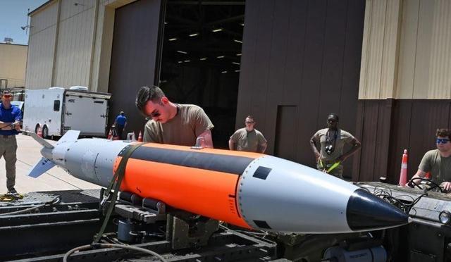 2100枚核弹24小时待命，张召忠曾发出警告：一旦开战，无处可逃