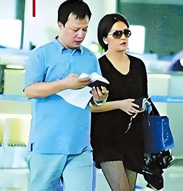 封杀4年，赵薇做梦也没想到	，如今56岁哥哥竟成了自己的“救赎”