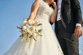 中国大妈为“绿卡”嫁19岁小鲜肉，给钱约P还忍受家暴，警察来了图片