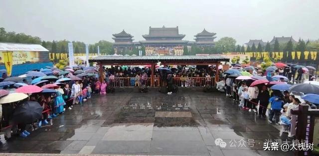 秋雨无阻思乡人洪洞大槐树景区国庆雨中演出互动显温情