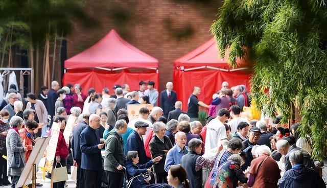 中国将迎人口死亡高峰！22年1041万，23年1100万，去年死亡多少？