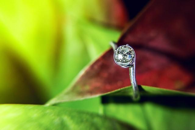 我在大学当保安，有个女学生总翻墙晚归，每次都被我抓到