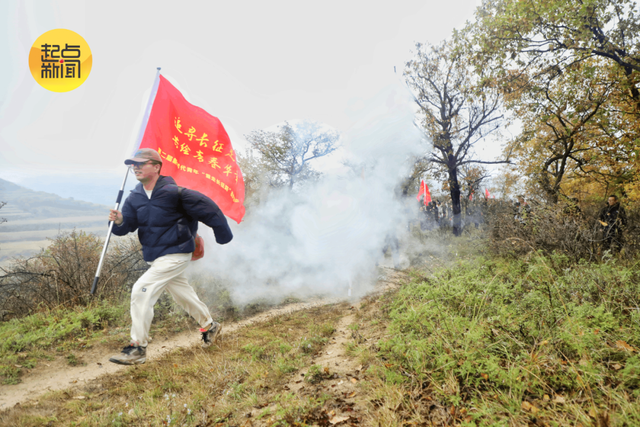今天，他们踏上了90年前那群年轻人走过的路