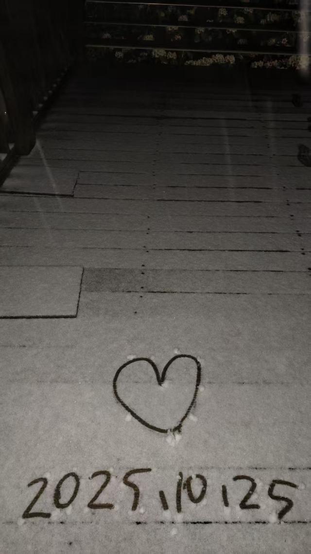 西岭雪山降下成都的第一场雪，雪山阳光同框 “阳光映雪” 专属上线，后山滑雪场11月30日前免门票