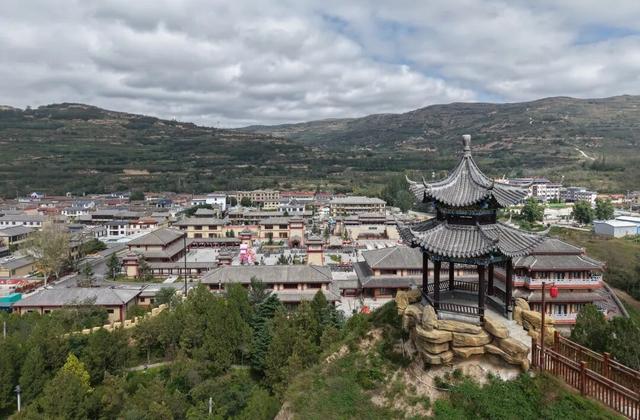 一祠承文脉，满园忆三国。