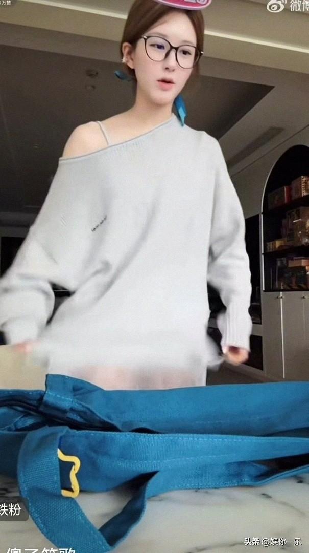 赵露思直播卖货动作幅度太大露出内裤，遭质疑博流量，太败好感！